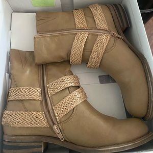 Taupe boots size 7 1/2 white mountain brand